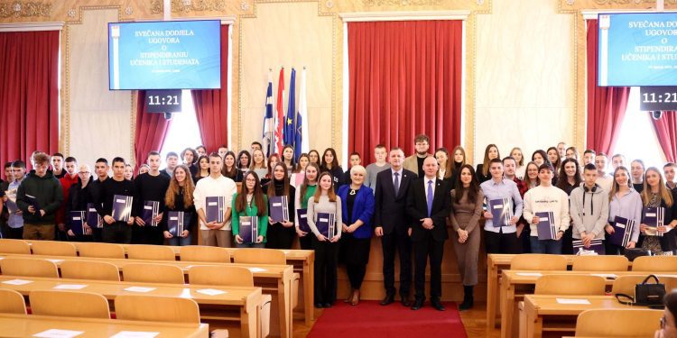 Osječko-baranjska županija odobrila stipendije za 160 učenika i studenata