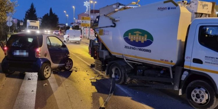 PROMETNA NESREĆA U KAŠTEL LUKŠIĆU Sudarili se osobni automobil i kamion za otpad