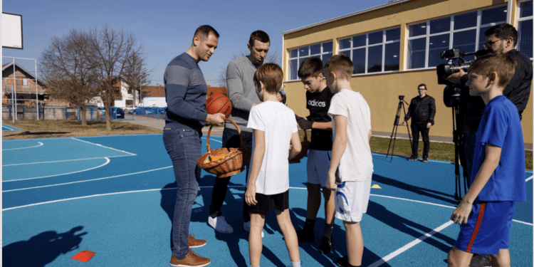 Gradonačelnik Penava zaigrao košarku na novim vanjskim igralištima s učenicima OŠ Nikole Andrića