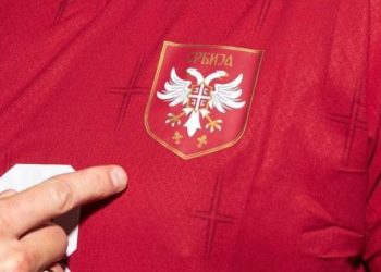 SRAMOTA Srbi opet stavljaju četnički grb na svoje majice