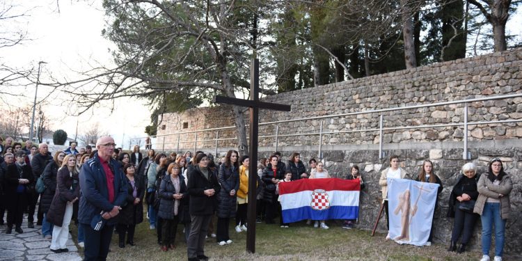 Široki Brijeg: Hodnjom sjećanja nastavljeno obilježavanje “Dana pobijenih hercegovačkih franjevaca”