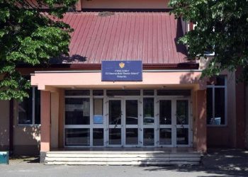 Crna Gora: Osnovnoškolac u razred upao s fantomkom na glavi, sa suzavcem poprskao učenike