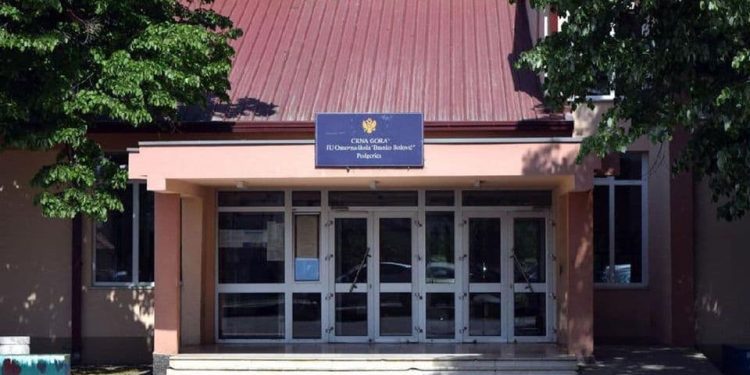 Crna Gora: Osnovnoškolac u razred upao s fantomkom na glavi, sa suzavcem poprskao učenike