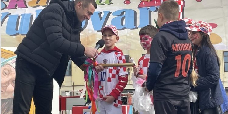 Gradonačelnik Vukovara Ivan Penava maškarama predao ključeve grada