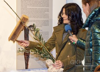 FOTO U Gradskoj knjižnici Kaštela održana uskrsna radionica pletenja maslinovih grančica, izrade golubica od divlje smokve, križića od perunikina lista i barabana