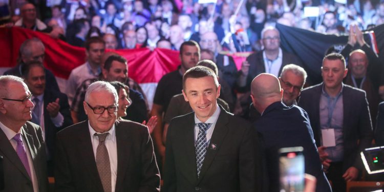 Penava: “Ne dajte se navući o sukobu i odabira između dva brda, na priču o crvenoj i plavoj Hrvatskoj”