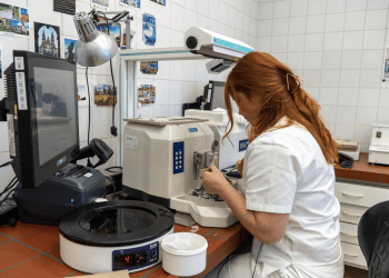 VODIMO VAS NA ODJEL ZA PATOLOGIJU KBC-a SPLIT Je li tumor benigan ili maligan – odgovor daju liječnici patolozi