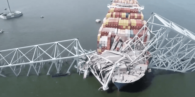 Pilot je bacio sidro u pokušaju da spriječi sudar s mostom pad nakon nestanka struje na nešto više od minute