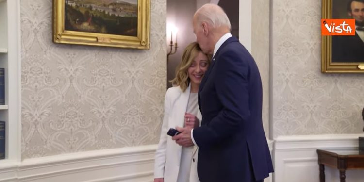 VIDEO Biden u Bijeloj kući poljubio premijerku Italije u glavu, Talijani zaprepašteni
