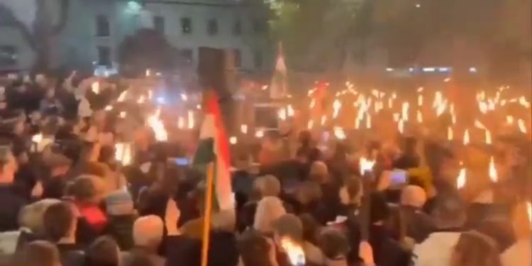 VIDEO Tisuće Mađara u Budimpešti prosvjedom poslalo poruku Orbanu da podnese ostavku