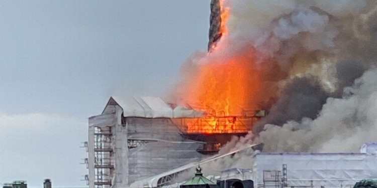 Danci u suzama: Plamen progutao jednu od najstarijih zgrada u Kopenhagenu