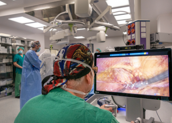 KBC SPLIT POSTAJE EDUKACIJSKI CENTAR ZA ROBOTSKU KIRURGIJU Uspješno obavljeni prvi operacijski zahvati pomoću robota asistenta