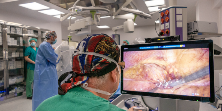 KBC SPLIT POSTAJE EDUKACIJSKI CENTAR ZA ROBOTSKU KIRURGIJU Uspješno obavljeni prvi operacijski zahvati pomoću robota asistenta