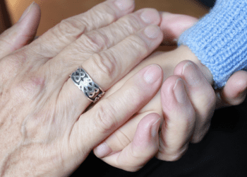 (VIDEO) Nekada je bilo normalno, a danas je video u kojem unuk brine o nepokretnoj baki viralan