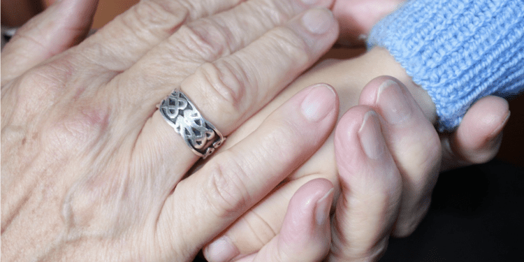 (VIDEO) Nekada je bilo normalno, a danas je video u kojem unuk brine o nepokretnoj baki viralan