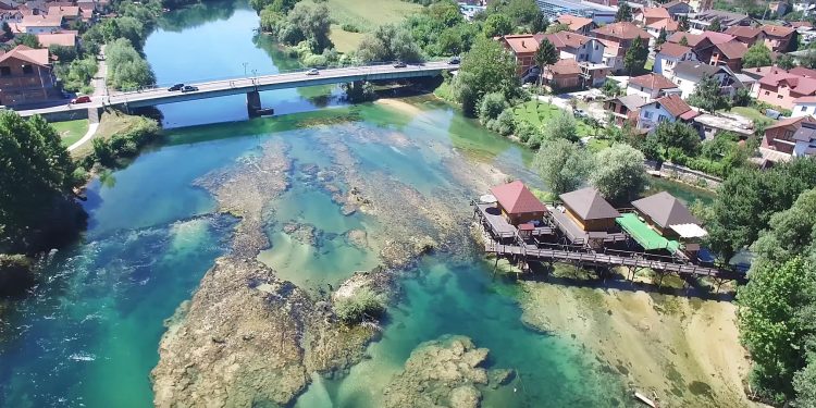 BiH: Nakon što su pili alkohol zajedno, muškarac nasmrt nožem izbo susjeda