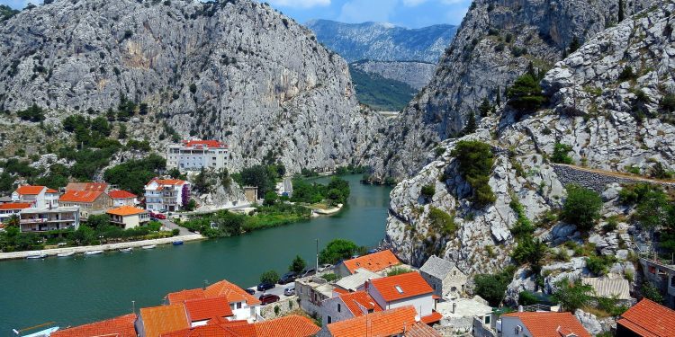 Turistkinja izgubila život na Omiškoj Dinari, najvjerojatnije riječ o padu s visine