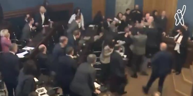 VIDEO Masovna tučnjava izbila u Gruzijskom parlamentu zbog spornog “Putinovog” zakona o stranim agentima