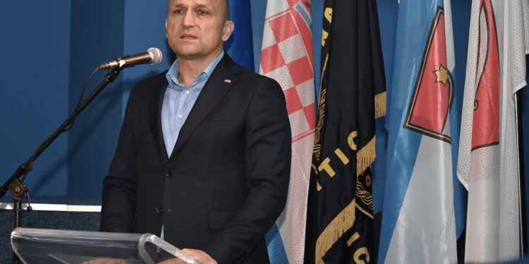 Anušić na 30. obljetnici 81. gardijske bojne “Kumovi” poručio: “Hrvatska nam se nije dogodila slučajno, naši najbolji sinovi ginuli su za nju”