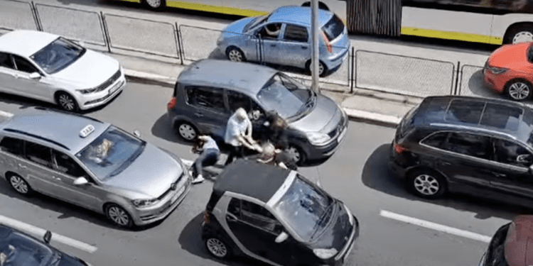 (VIDEO) KAD SUNCE UDARI U GLAVI PRORADE ŠAKE U prometnoj tučnjavi u ulici Domovinskog rata sudjelovali muškarci, ali i žene