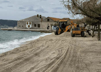 (FOTO)U Kaštelima započelo uređenje plaža