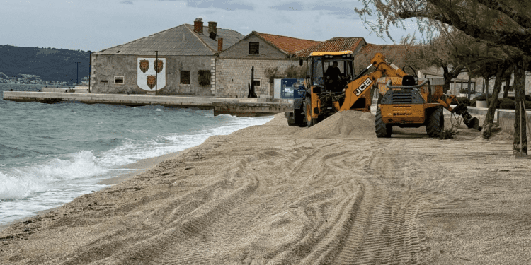 (FOTO)U Kaštelima započelo uređenje plaža