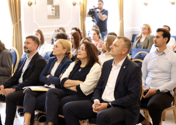 Dubravka Šuica studentima u Osijeku održala predavanje o demokraciji i demografiji i posjetila Centar za nestalu i zlostavljanu djecu