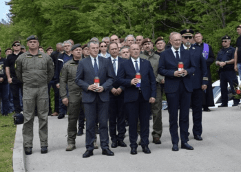 VI S VELEBITA STANITE U PRVI RED ZA RAJ, JER PAKAO STE VEĆ PROŠLI U Rizvanuši obilježen Dan sjećanja na “Velebitske junake”