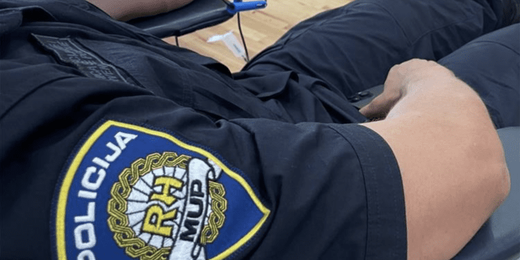 Splitski policajci, članovi moto kluba BMW i vatrogasci Javne vatrogasne postrojbe ujedinjeni u humanosti darivanja krvi