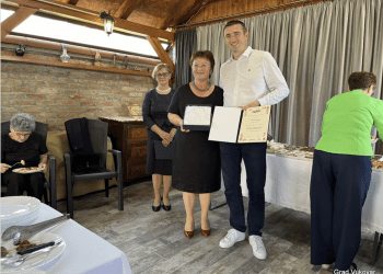 Udruga Mađara Grada Vukovara gradonačelniku Ivanu Penavi uručila plaketu u povodu 15 godina njihova rada