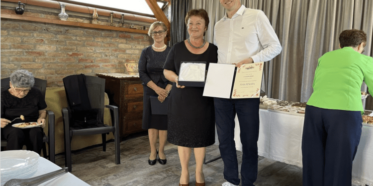 Udruga Mađara Grada Vukovara gradonačelniku Ivanu Penavi uručila plaketu u povodu 15 godina njihova rada