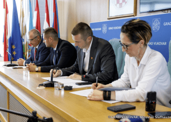Vukovarski gradonačelnik potpisao ugovore za dogradnju dječjeg vrtića s izvođačem radova