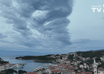 FOTO Neobični oblaci na nebu iznad Hvara