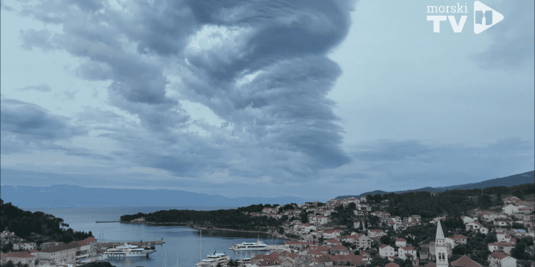 FOTO Neobični oblaci na nebu iznad Hvara