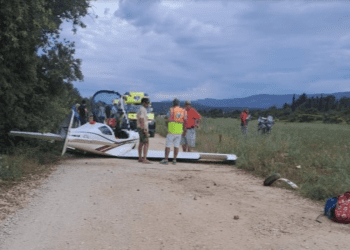 NA HVARU PAO ULTRA LAKI ZRAKOPLOV Promašio pistu i pogodio bicikliste