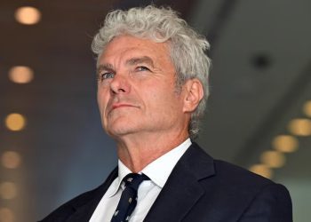 Australski zviždač koji je pomagao u otkrivanju ratnog zločina u Afganistanu osuđen na gotovo 6 godina zatvora