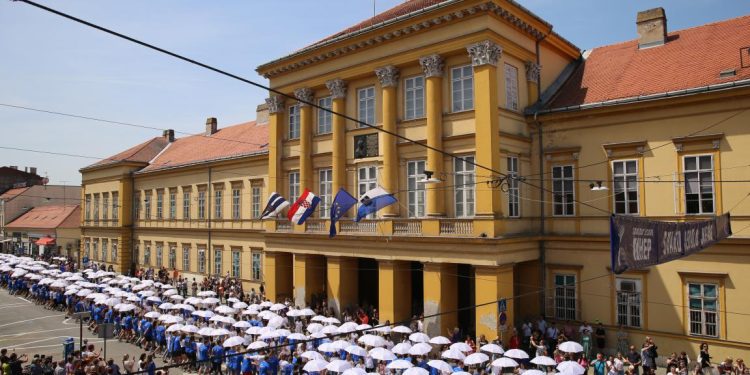 Maturanti se u petak u podne Quadrillom opraštaju od srednje škole
