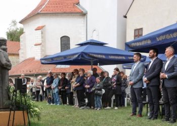 NERASKIDIVA VEZA SVETOG ANTE I OSIJEKA Tvrđa puna vjernika od ranih jutarnjih sati