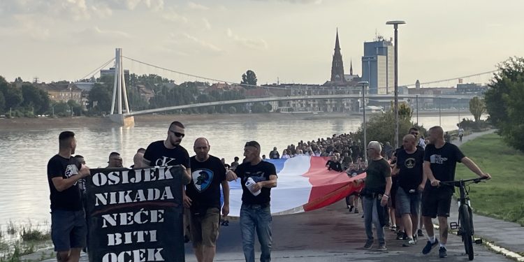 VELIČANSTVENIM MIMOHODOM OBILJEŽEN DAN OSJEČKIH BRANITELJA  Njihova žrtva nije zaboravljena