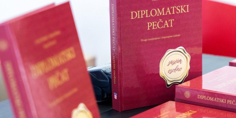 OSJEČKA PROMOCIJA KNJIGE “Diplomatski pečat – sasvim osobno”