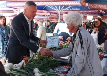 KVALITETNO, SVJEŽE I LOKALNO UZGOJENO Dodijeljeni certifikati ‘Proizvodi hrvatskog seljaka’ na osječkoj tržnici”.