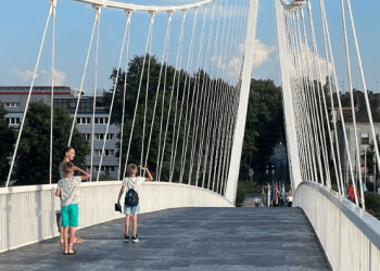 VELIČANSTVENIM MIMOHODOM OBILJEŽEN DAN OSJEČKIH BRANITELJA  Njihova žrtva nije zaboravljena