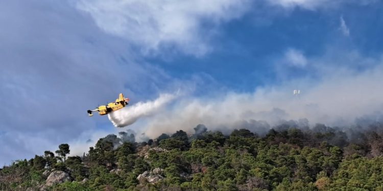 POŽAR NA BRDU POLJUN IZNAD HVARA POD KONTROLOM Uhićen snimatelj dronom koji je ometao kanader