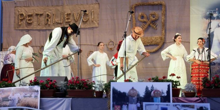 PETRIJEVAČKE ŽETVENE SVEČANOSTI Oživljavanje tradicije na zaboravljeni način-srpom i kosom
