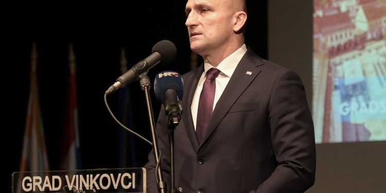 MINISTAR ANUŠIĆ U VINKOVCIMA Od samostalnosti RH gradimo i radimo bolji život za one koji dolaze poslije nas