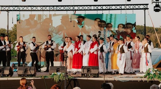 “DUNAV SVOME GRADU” 16. susreti folklornih društava u Vukovaru