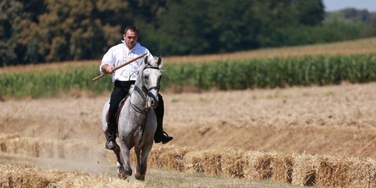 UZBUDLJIVA UTRKA KONJANIKA Šokačka alka u Đakovačkim Selcima