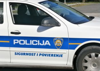 SLAVONSKI POLICAJAC PIJAN SKRIVIO PROMETNU NESREĆU Udario u vozilo koje je dolazilo iz suprotnog smijera