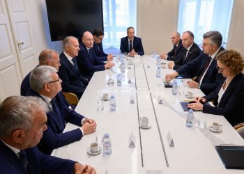 USUSRET SINJSKOJ ALCI Izaslanstvo alkarskog društva Sinj uručilo pozivnicu premijeru Plenkoviću