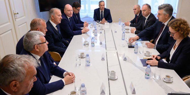 USUSRET SINJSKOJ ALCI Izaslanstvo alkarskog društva Sinj uručilo pozivnicu premijeru Plenkoviću